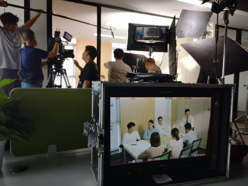 南山区TVC拍摄公司：科技产品视觉化大师，诠释未来感与功能美学